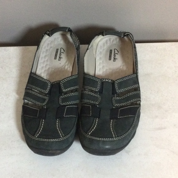 9.5 Clarks green closed toe sandals - Picture 2 of 7